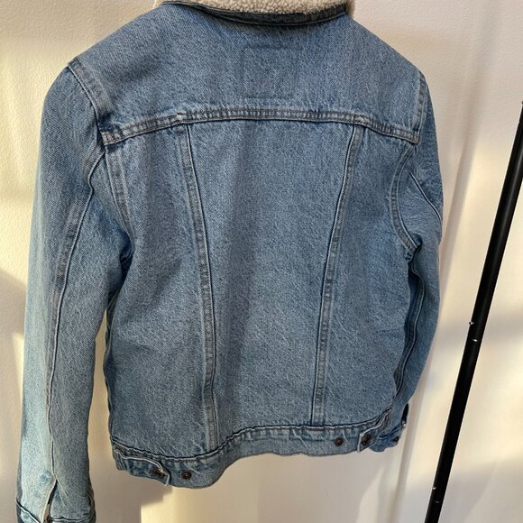 Levi's Light Denim Cream Sherpa Trucker Jacket with Button Closure, Size Medium - Picture 6 of 12